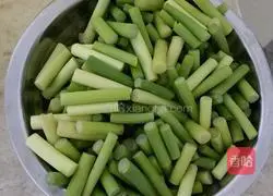 Illustration of how to stir-fry shredded pork with garlic moss 1