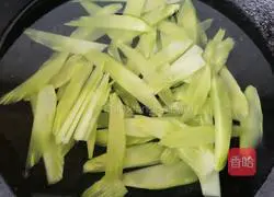 Illustration of how to stir-fry lettuce and shrimps 3