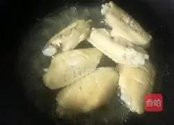 Illustration of how to make chicken wings stuffed with black soy sauce and wine 4