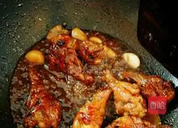 Illustration of how to make Coke-roasted chicken legs 7