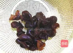 Illustration of braised chicken wings with fungus 2