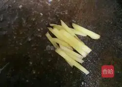 Illustration of how to stir-fry minced meat and lettuce slices 3