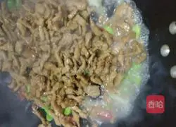 Illustration of how to stir-fry shredded pork with pickled pepper broad bean rice 6