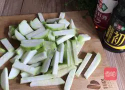 Illustration of how to stir-fry shrimps with loofah 4