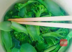 Illustration of how to make fried broccoli with shrimp balls 6