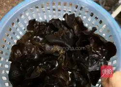 Illustration of how to make fried prawns with fungus 1