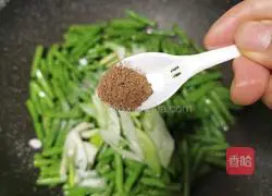 Illustration of how to make stir-fried cowpeas and meat 14