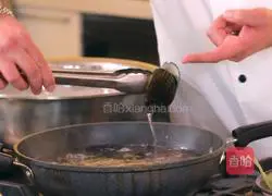 Illustration of how to make bacon-wrapped New Zealand mussel skewers 1