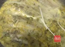 Illustration of how to make fried yellow croaker with pickled vegetables 10