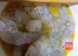 Illustration of how to fry shrimps with crushed black pepper 7