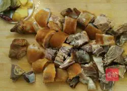 Illustration of how to make braised pig's trotters and kelp 1