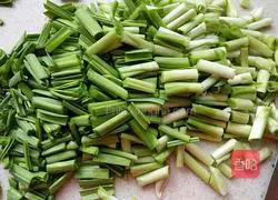Illustration of how to make fried tofu with green garlic sprouts 3