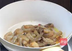 Illustration of how to make stir-fried shrimps with luffa 7