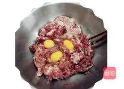 Illustration of how to make scallion and pork dumplings 5