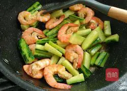 Illustration of how to make shrimp and cucumber strips 11