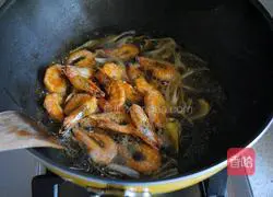 Illustration of braised prawns in oil 10
