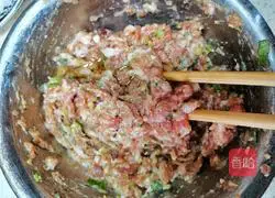 Important illustration of how to make Qiankun meatballs that are crispy on the outside and tender on the inside 5