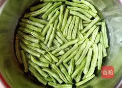 Illustration of how to make pork ribs and beans in one pot 6