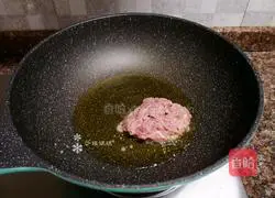 Illustration of how to make fried shredded pork with chives 6