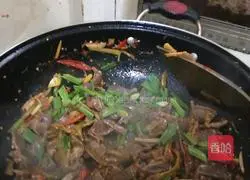 Illustration of how to stir-fry duck gizzards 7