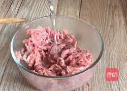 Illustration of how to make stir-fried shredded pork with water spinach stems 3