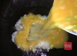 Illustration of how to make cucumber and scrambled eggs 6