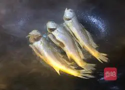 Illustration of braised small yellow croaker 4