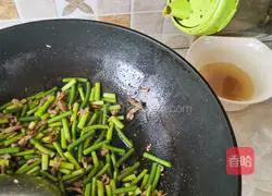 Illustration of how to stir-fry shredded pork with garlic moss 7