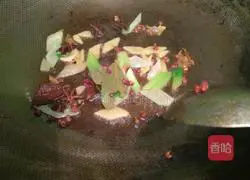 Illustration of braised chicken with mushrooms and yellow lettuce 2