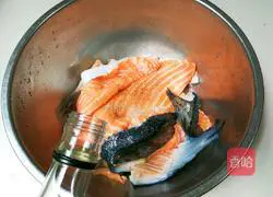 Illustration of how to make salmon bones with chopped green onion 9