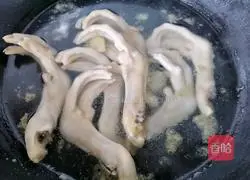 Illustration of braised duck feet 3