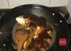 Illustration of how to stew fish in iron pot 10