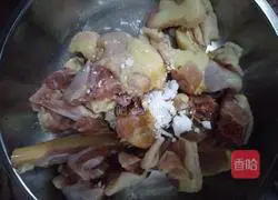 Illustration of how to make potato braised chicken 1