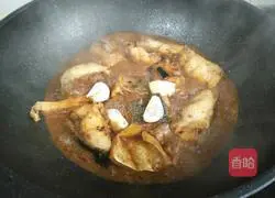 Illustration of how to make braised preserved fish cubes in sauce 8