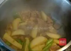 Illustration of how to stew pork with potato chunks 6