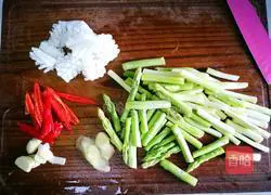 Stir-fried squid flowers Asparagus recipe illustration 1