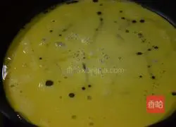 Illustration of how to make scrambled eggs with onions 3