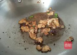 Illustration of how to make fried pork slices with celery 4