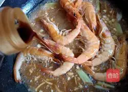 Illustration of braised prawns in oil 11