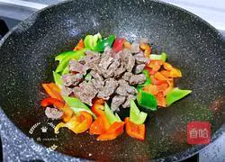 Illustration of how to stir-fry beef with colored peppers 6