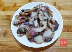 Stir-fried sausages with lettuce, ginger and carrots Illustration of how to do it 1