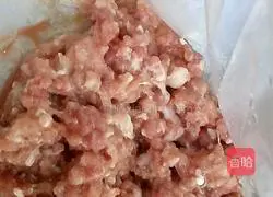 Illustration of how to stir-fry minced pork with bean sprouts 4