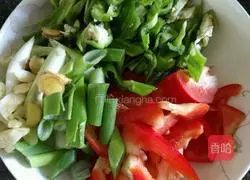 Illustration of how to stir-fry beef tenderloin with sweet and green peppers 2