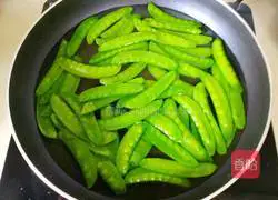 Illustration of how to make fried snow peas with pork belly 6