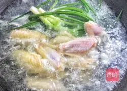 Illustration of how to make rattan pepper chicken wings 1