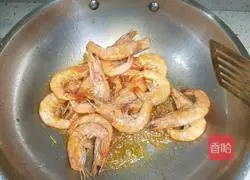 Illustration of how to stew prawns with shredded radish 3