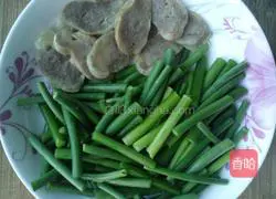 Illustration of how to make fried sausage with garlic sprouts 4