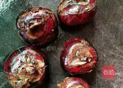 Illustration of how to make steamed water chestnut meatballs 1