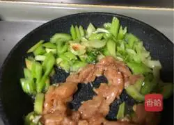 Illustration of how to stir-fry chicken breasts with celery 4