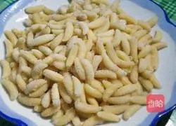 Illustration of how to make fried bee pupae 4